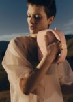 packshot-front_beri-bandouliere-nude-grain_c000cd6b-bae0-4123-9e56-fbd2a92123d9
