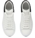alexander-mcqueen-oversized-sneakers-tas-detayli-beyaz-siyah-kadin-ayakkabi (2)
