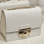 FURLA Venere Crossbody Kadın Çanta Ayarlanabilir Metal Askı Beyaz Kabartmalı