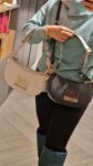 love-moschino-genis-siyah-deri-buyuk-metal-logo-krem-1